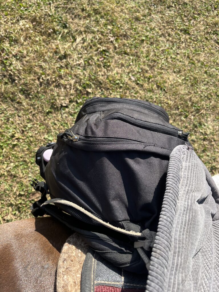 カバンは馬に取り付けます