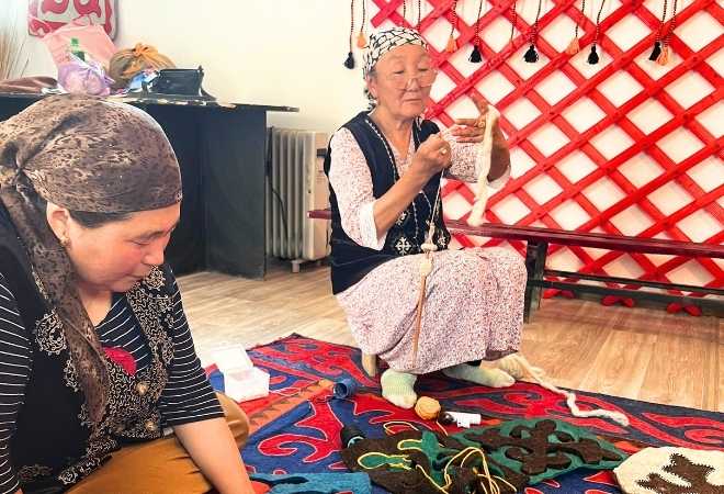 フェルト体験でキルギスの伝統に触れる