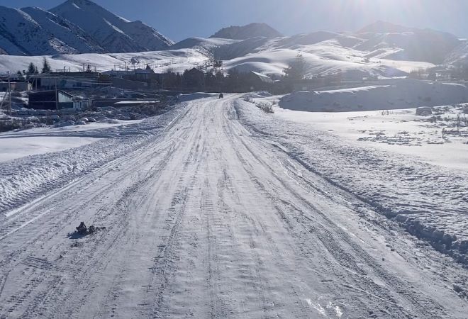 人の少ない雪原で絶景スキー