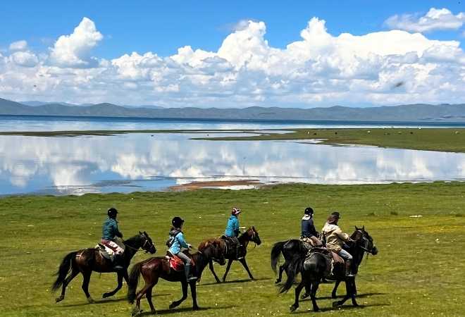 天空の湖ソンクル湖を馬で旅する