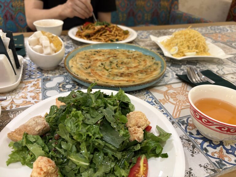 おすすめカフェでカザフ料理のランチ