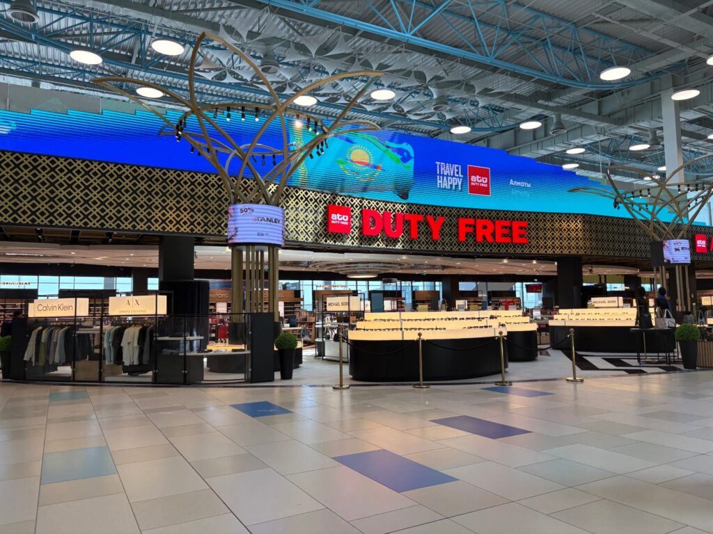 アルマトイ国際空港の出発ロビーにある免税店