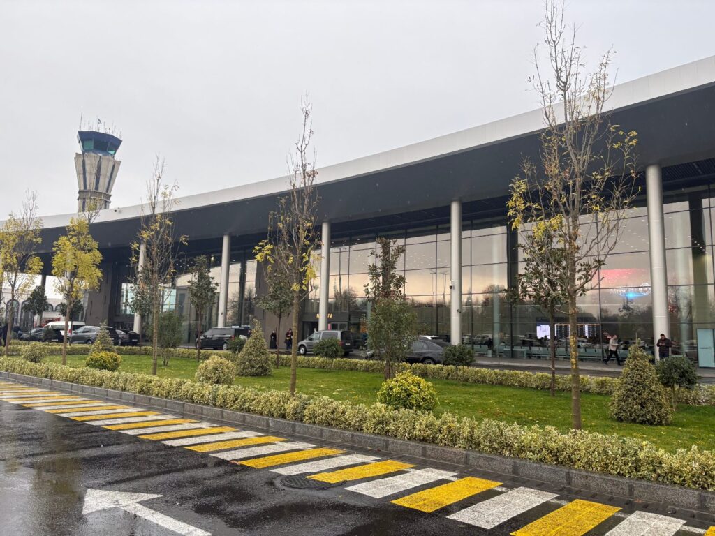 タシケント国際空港のターミナル外観と管制塔