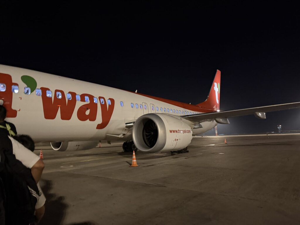 夜のビシュケク・マナス国際空港に駐機するティーウェイ航空のボーイング737 MAX
