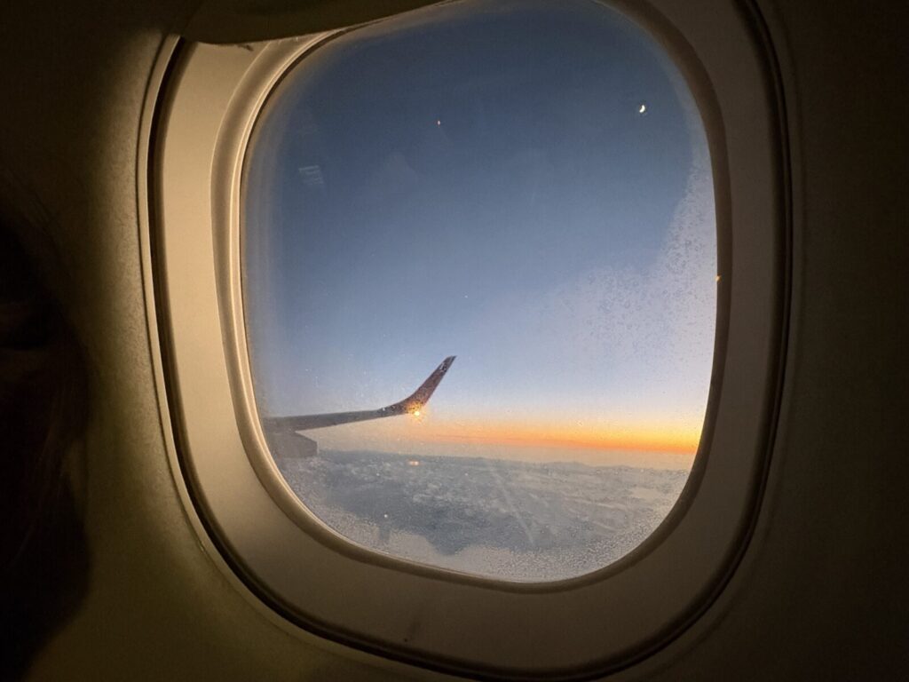 中央アジア路線の機内の窓から見た夕暮れとウィングレット